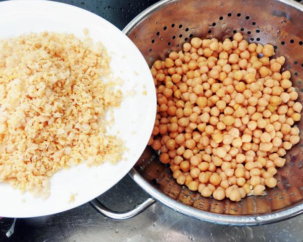 Chickpea Curry Masala in a Spicy Sauce (Pindi Cholae) - 1