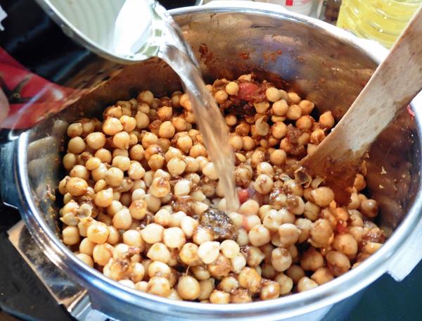 Chickpea Curry Masala in a Spicy Sauce (Pindi Cholae) - 1