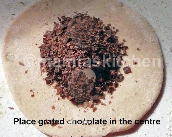 Chocolate Stuffed Paratha (Paratha au chocolat)