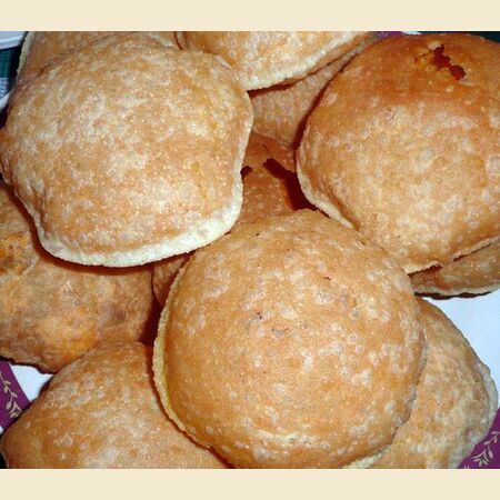 Deep Fried Indian Flatbread with Bengal Gram Filling