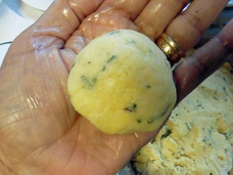 Cornmeal Roti or Paratha (Indian Flatbread) with Urad Dal (Split Black Gram) and Fenugreek - picture